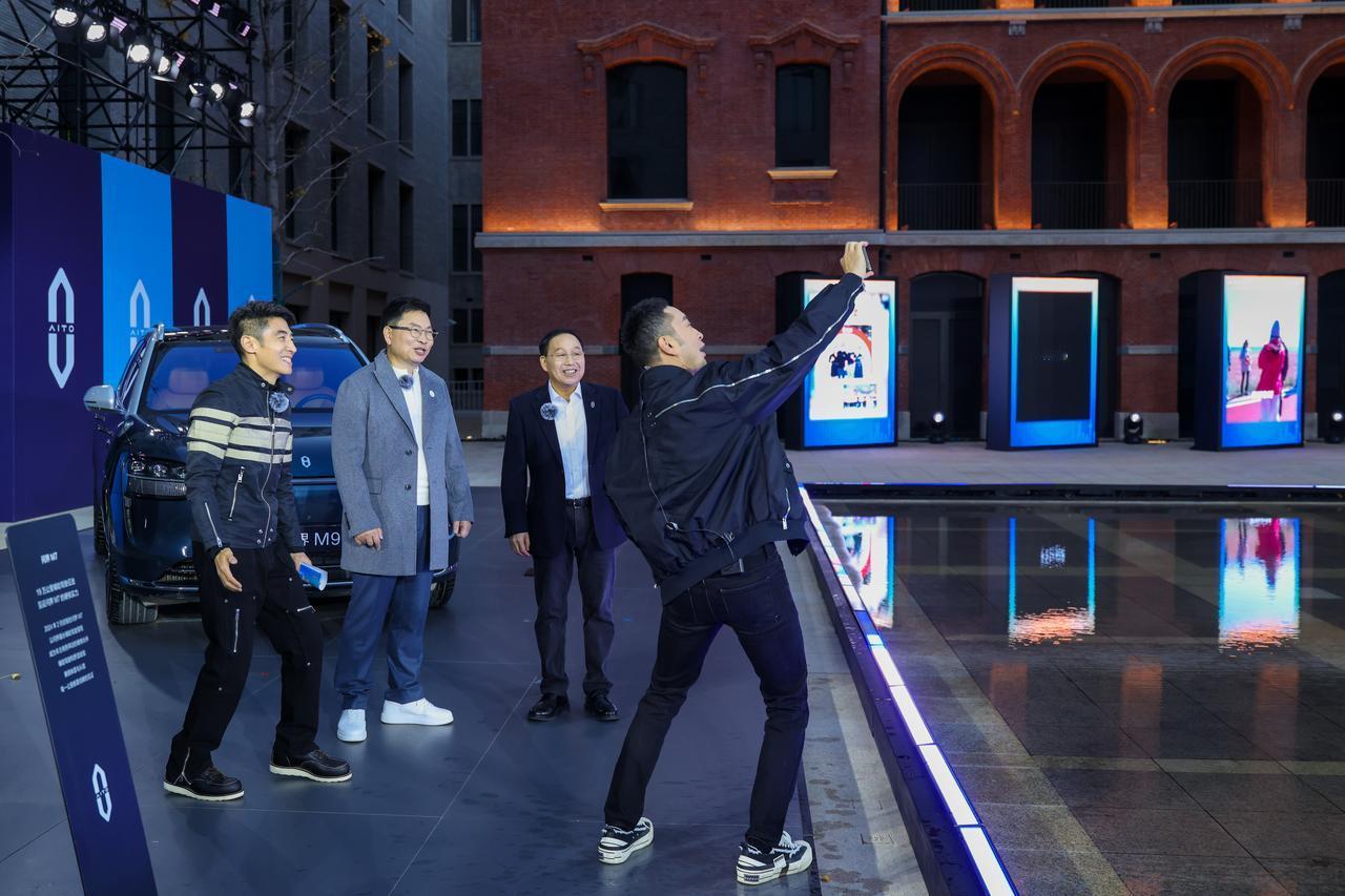 鸿蒙智行单月交付超8万台，背后是华为终端经验的全面下放
11月交付81,864辆