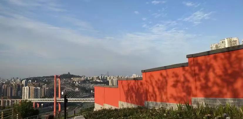 今天走了一趟重庆的半山崖线步道。这是连接沙坪坝到渝中区的步道。一步一景，有老重庆