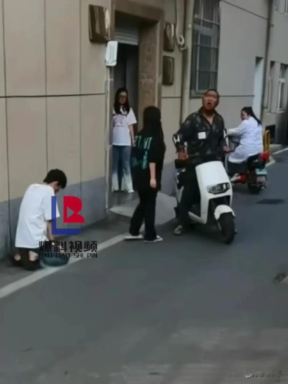 大爷多管闲事，差点和女生动手！河南周口，一男子医院门口下跪给女友认错，大爷看不惯