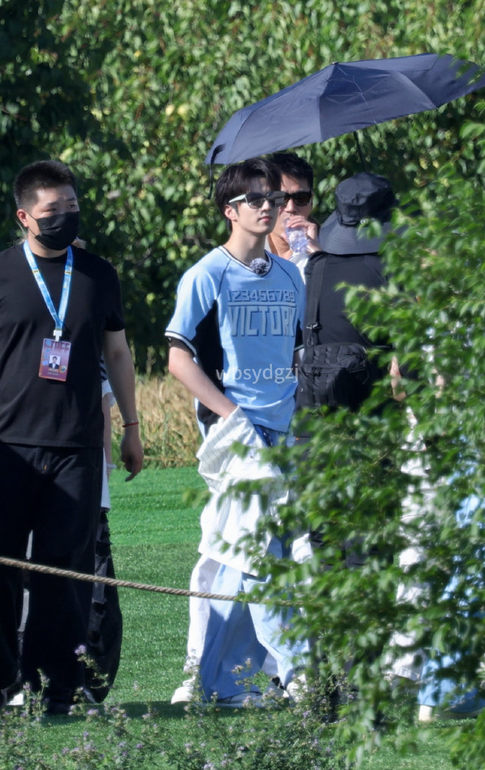 刘耀文把墨镜戴的好清爽刘耀文球衣墨镜造型球衣＋墨镜 帅晕了！刘耀文