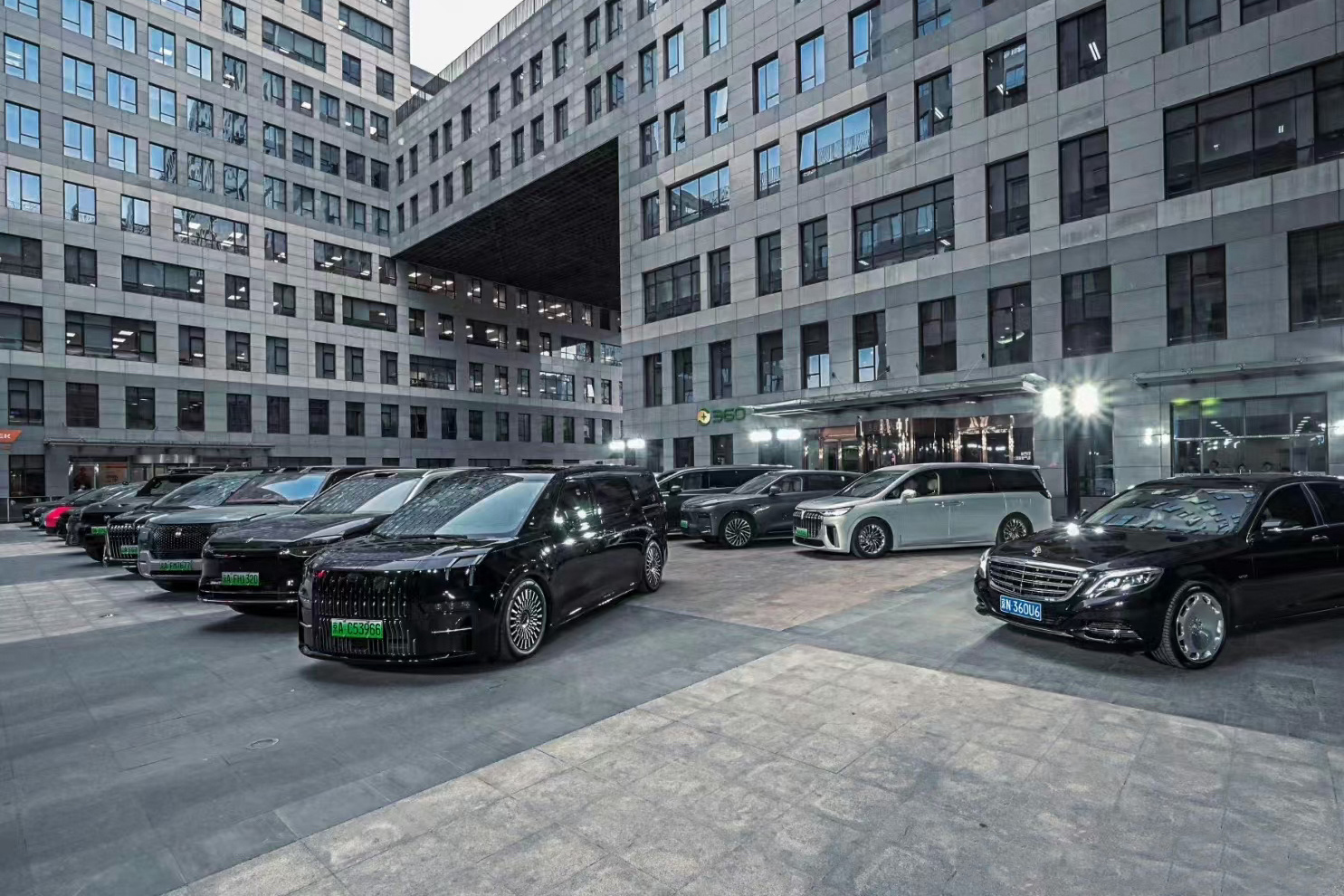 #周鸿祎拍卖迈巴赫#来参加竞拍前，我预测500万-1000万，最终成交价990万