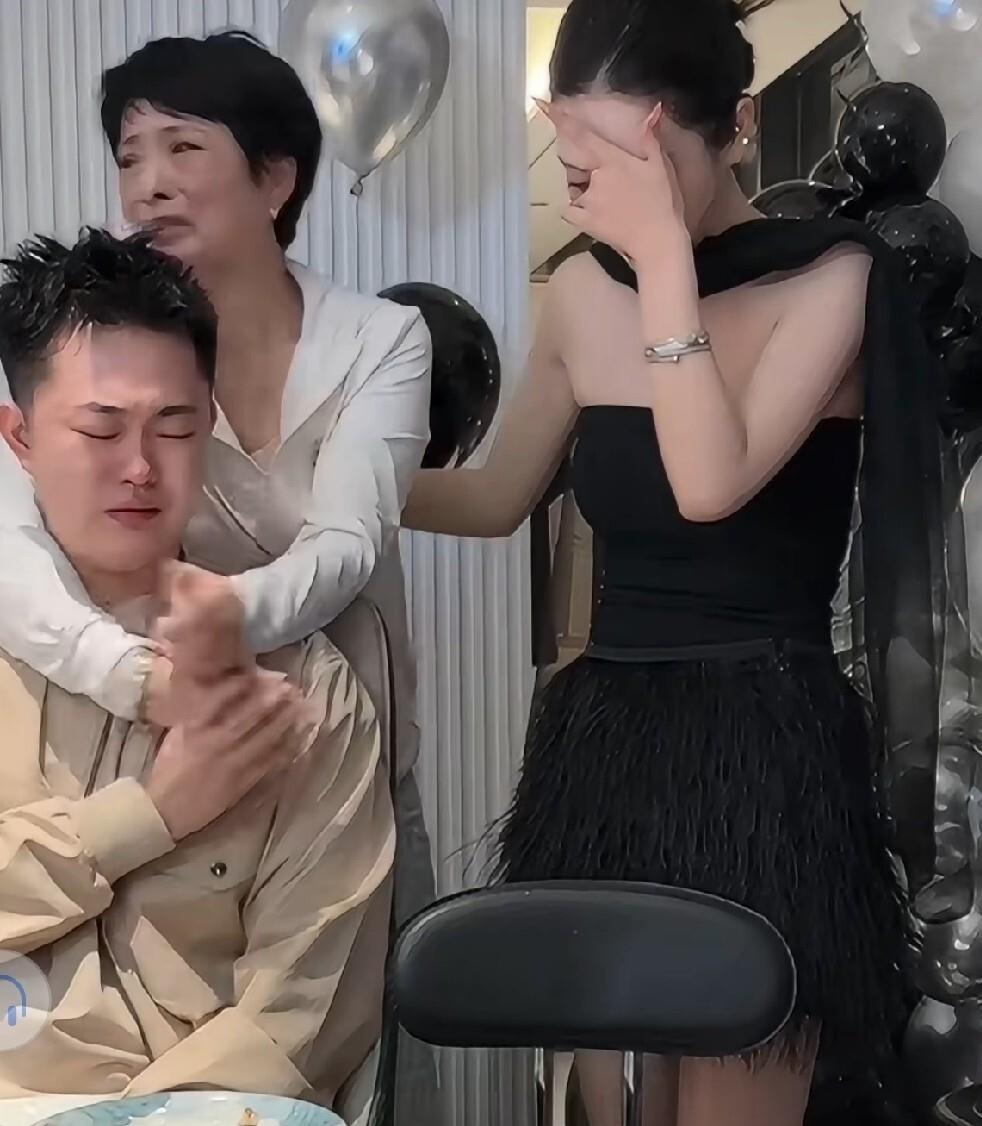 镜头里黑妈搂着巴扎黑哭到哽咽那声“妈”，直接把我看愣了，这哪是直播，分明是把中国