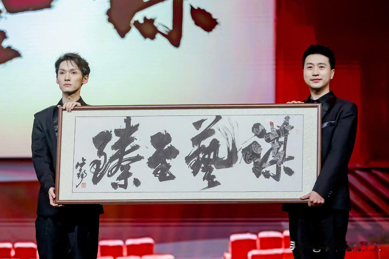 牛🐮！
微博之夜，张艺谋获了一个大奖！
网友:电影大卖？[捂脸]