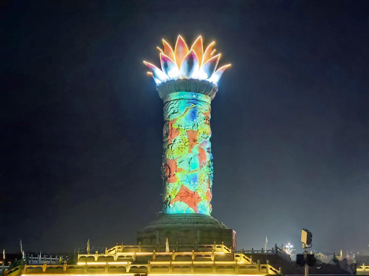 华山脚下地标宝莲灯雕塑。高31米，底座直径12米。雕塑柱子上莲花直径12米。晚上