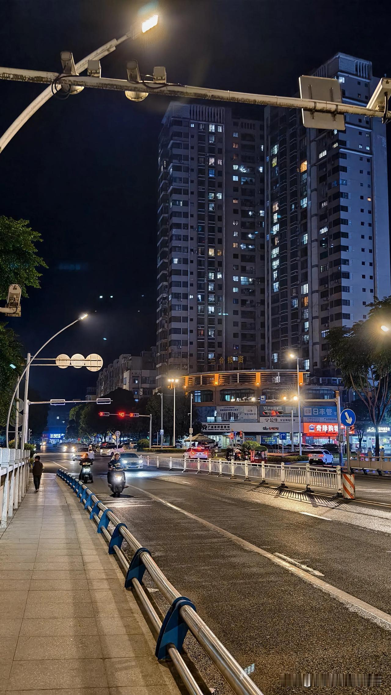 夜幕降临，城市的灯火渐次亮起，我独自漫步在这条熟悉的街道上。微风轻拂，带来一丝凉