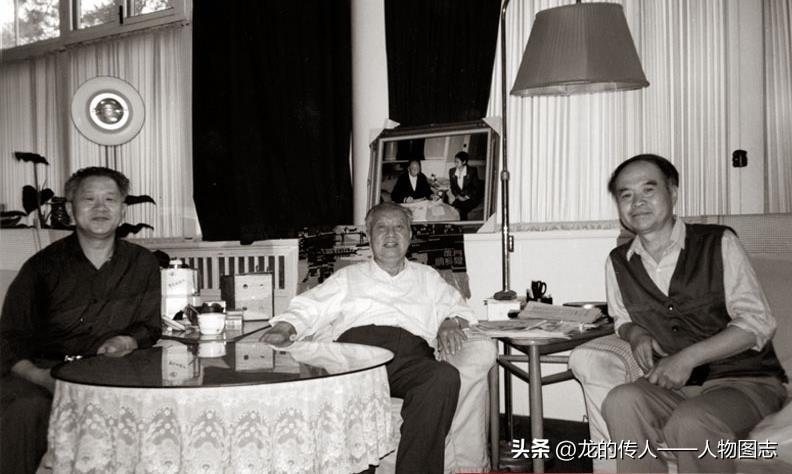 华国锋晚年在住所和秘书曹万贵、于重英在一起。