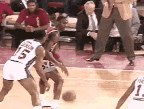 此球乔丹空中小拉杆骗过两名防守者，又滞空骗过一名防守者！