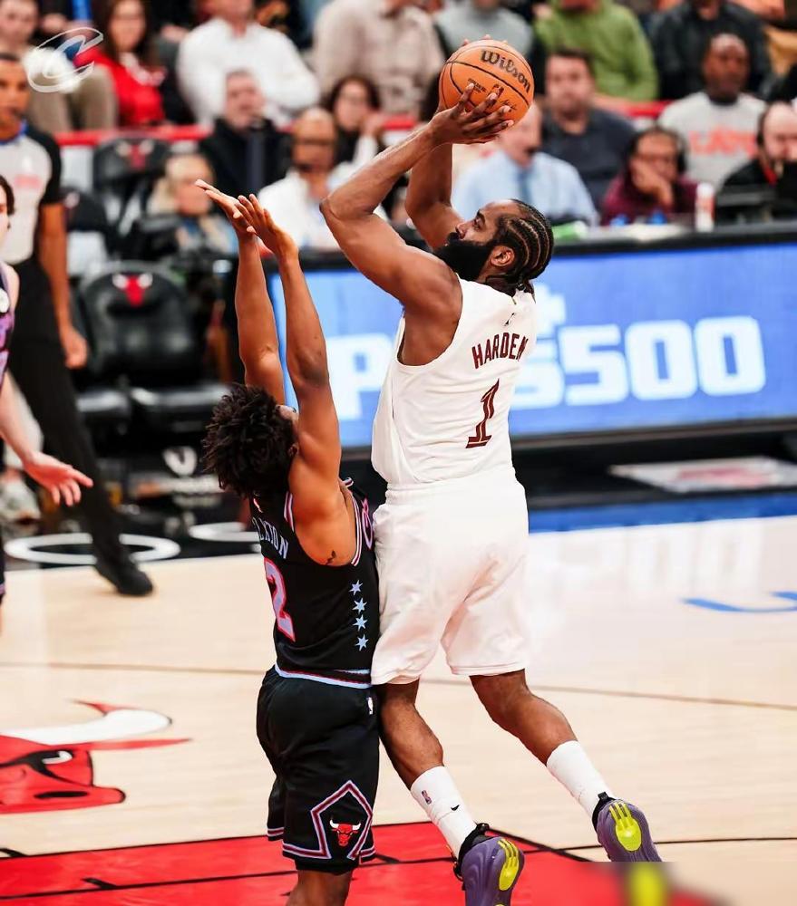 之前总有人念叨哈登的打法是双刃剑。
 
能帮队友刷漂亮数据，可球队会被养出依赖症