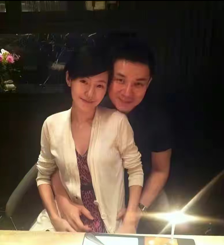 小S闺蜜说为许雅钧感到委屈据台媒消息，许雅钧昨日被曝私下联络大S粉丝，还发送了大