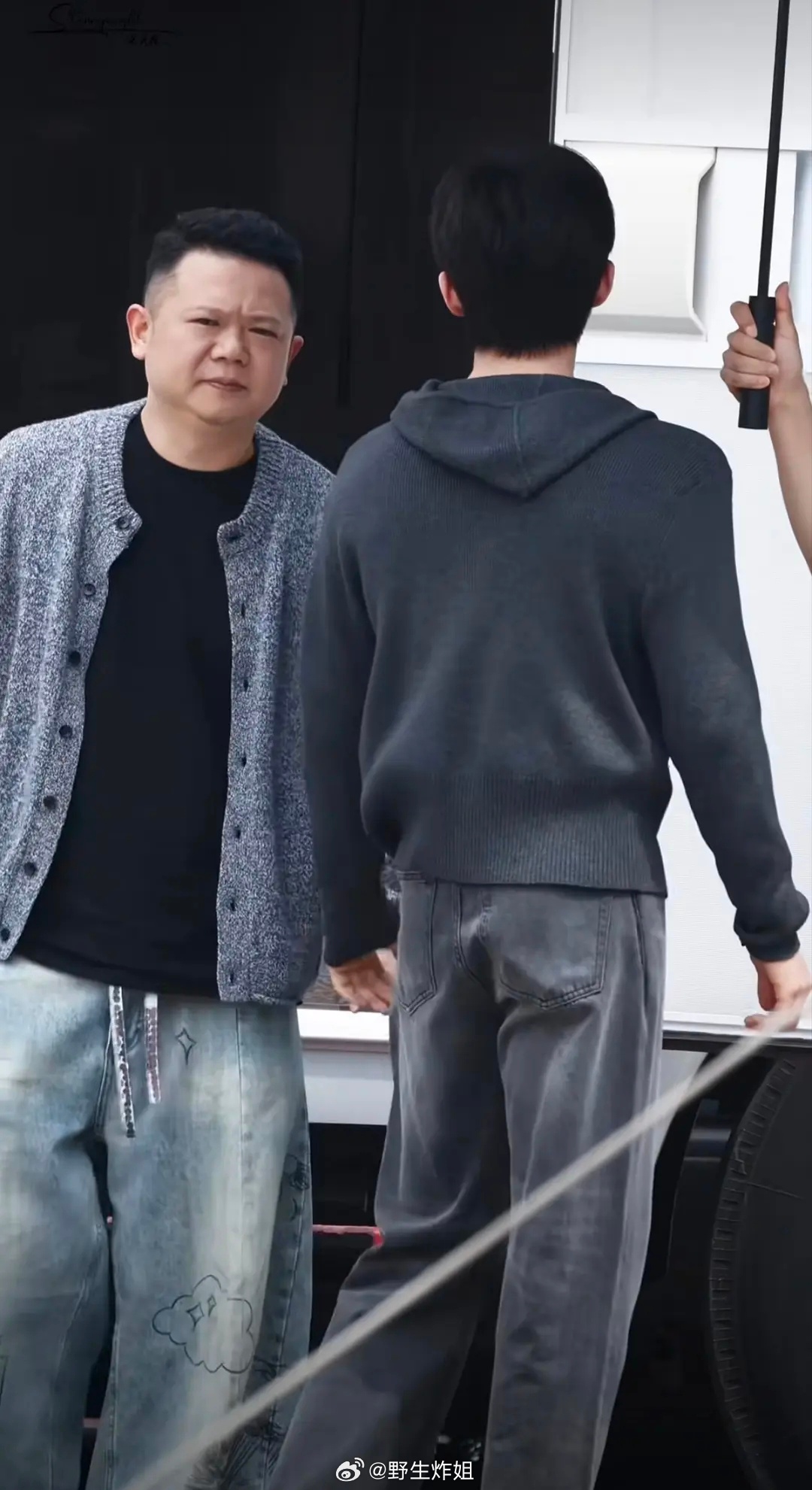 花少总导演真去探班王星越了不知道这一季几月开了看看演员接不接有没有档期吧 