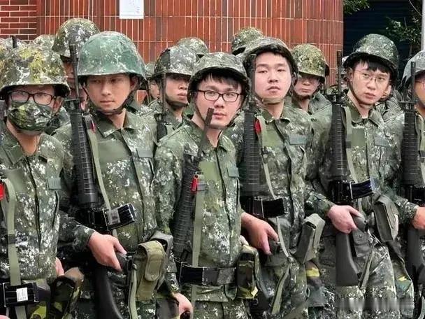 台湾的汉光演习，抛开战机冲出跑道、坦克车逃生门脱落、无人机空中掉落零件不谈，他们