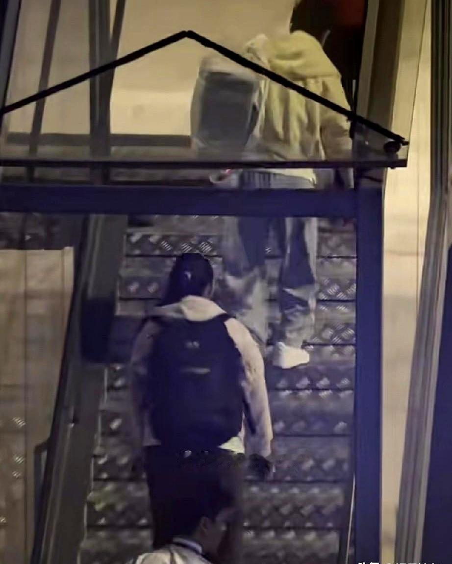 在成都出发的今天，等在航站楼那拨人还在嘀咕“人呢”时，安检口已经安静下来了。
原