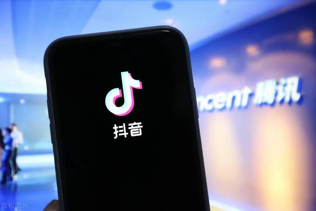手机AI大模型就相当于随身听吹嘘它的英语学习功能，就是个然并卵的东西，谁信谁xx