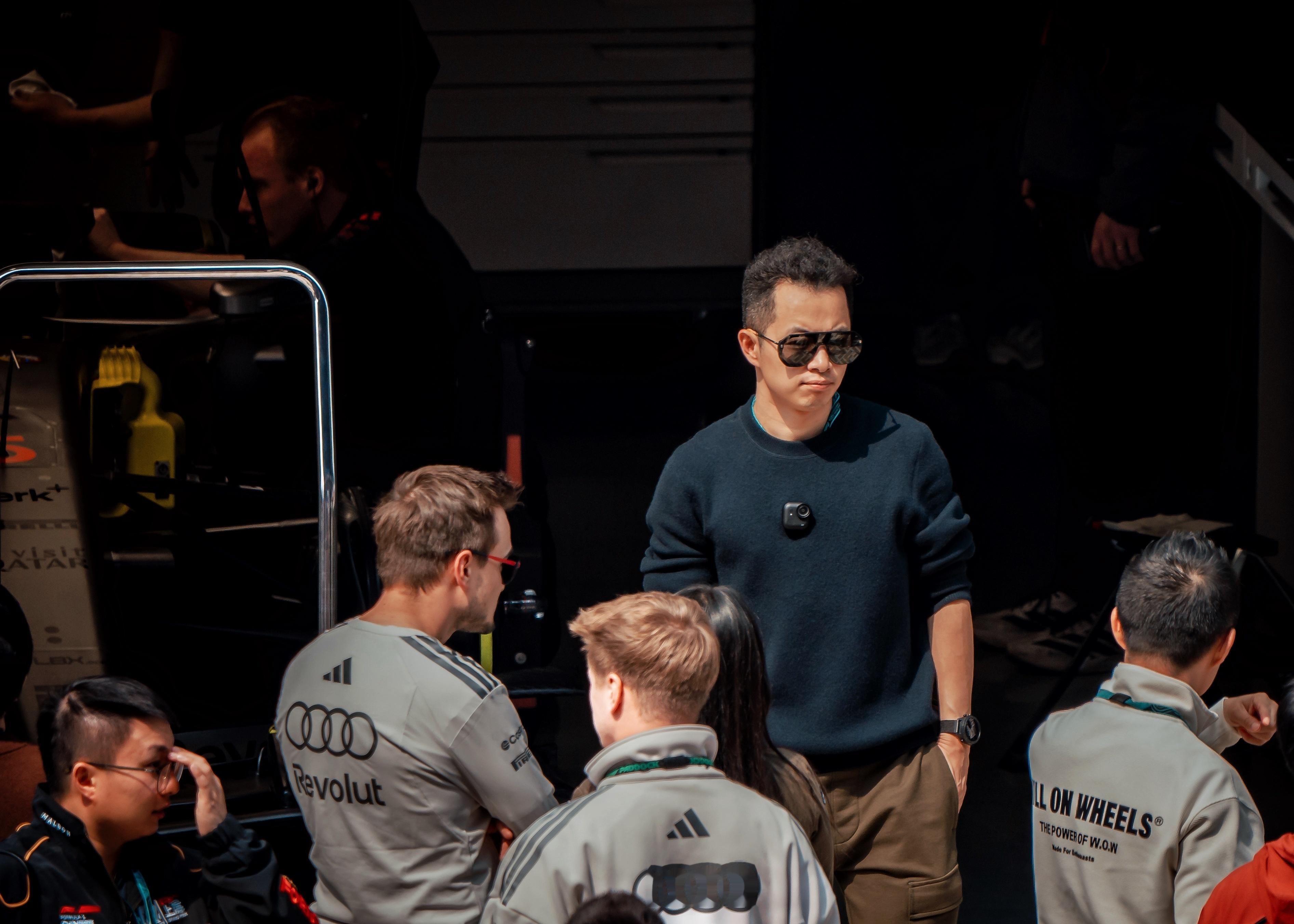 F1上海站围场最伤心的故事：挂在胸前的Go Ultra在赛前Pit Walk的时