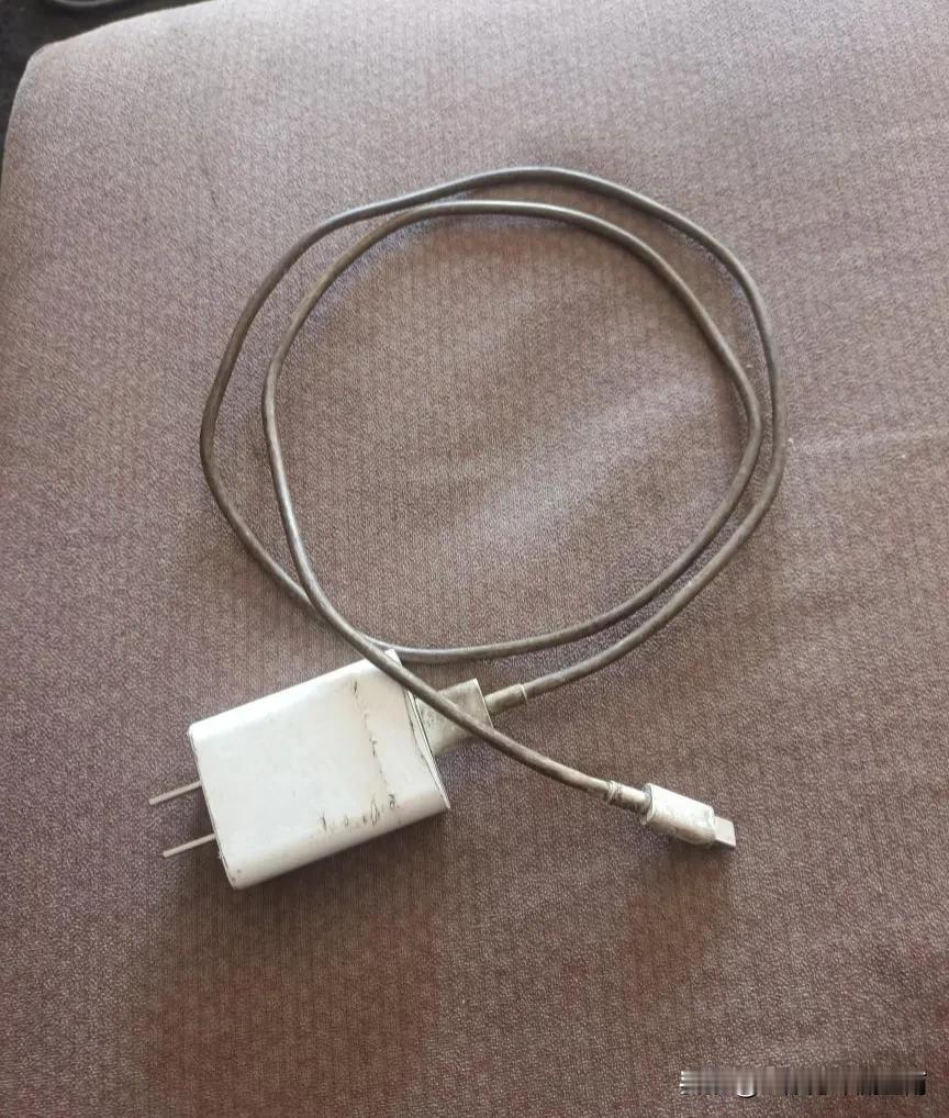 我充电器随身带着，有时候会插办公室充电。
今天我旁边的同事看不下去了，跟我说我充
