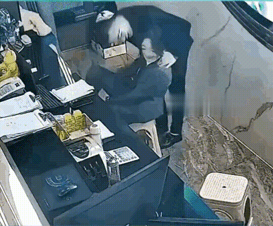 这是哪家公司前台忘记关设摄像头了？前台妹妹毕业实习第一天，部门领导亲自辅导工作，