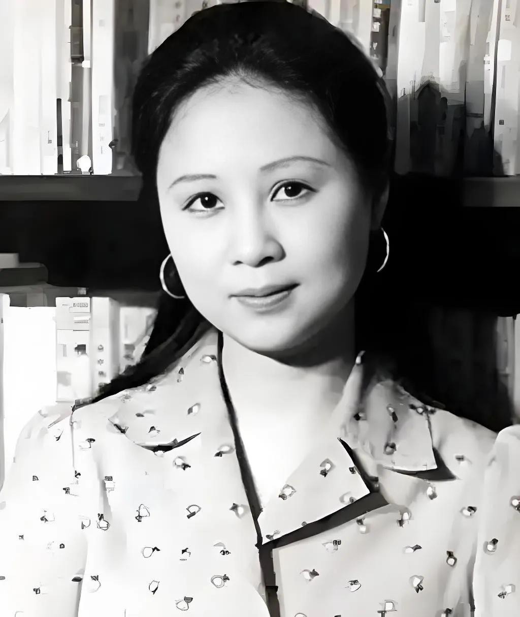 琼瑶笔下情与梦的文学画卷
 
琼瑶以细腻的笔触、深情的叙事，编织出一个个动人心弦