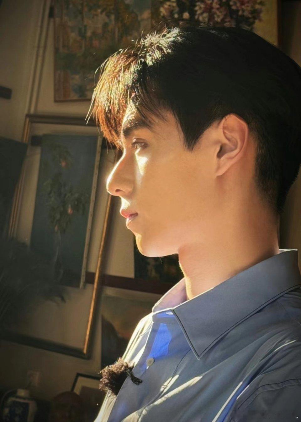 虞书欣给胡一天拍的照片真的让人get他的颜值了 ​​​