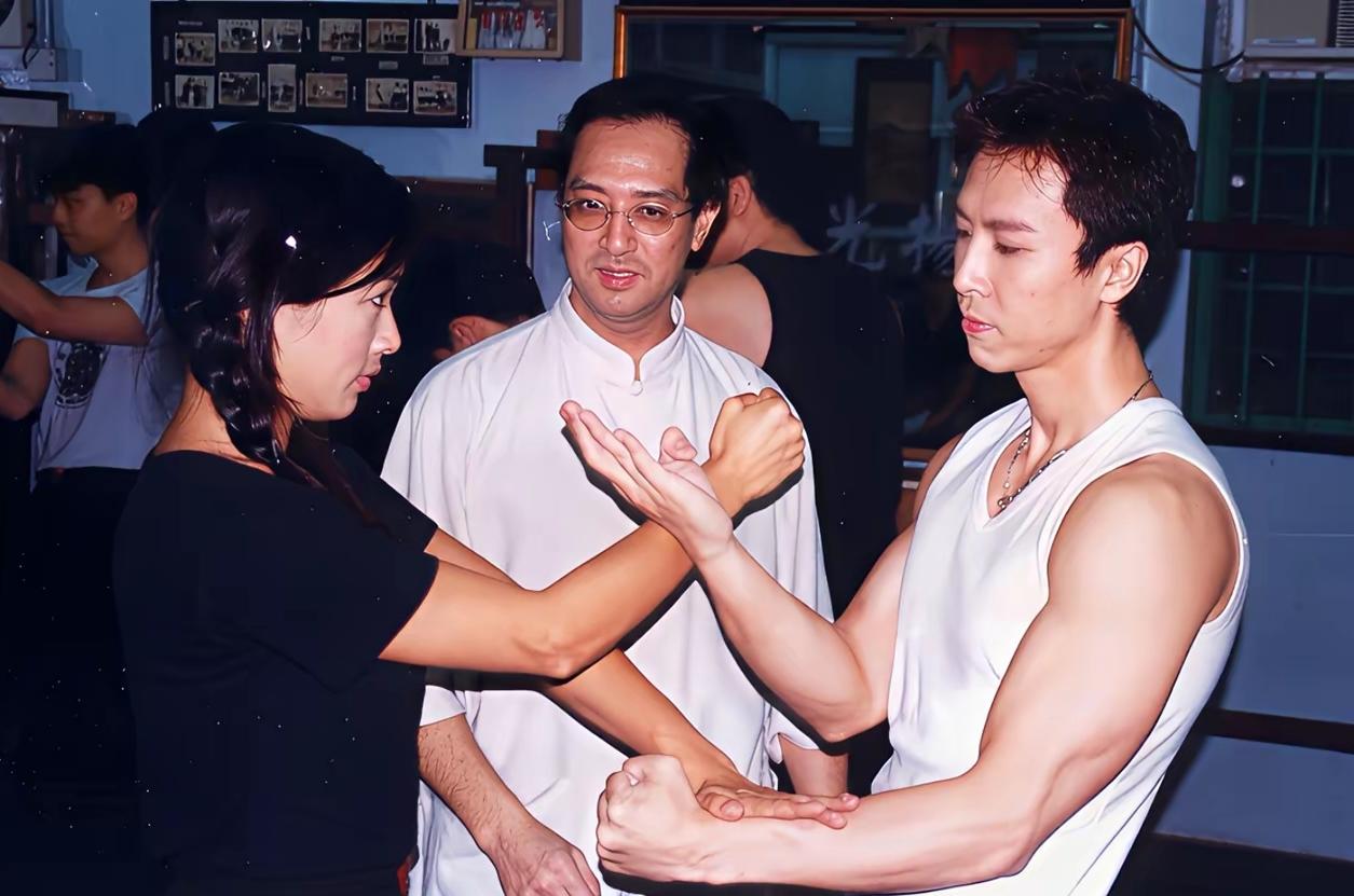 1999年香港油麻地留下一张珍贵旧照，叶问关门弟子梁挺，正在武馆手把手教甄子丹、