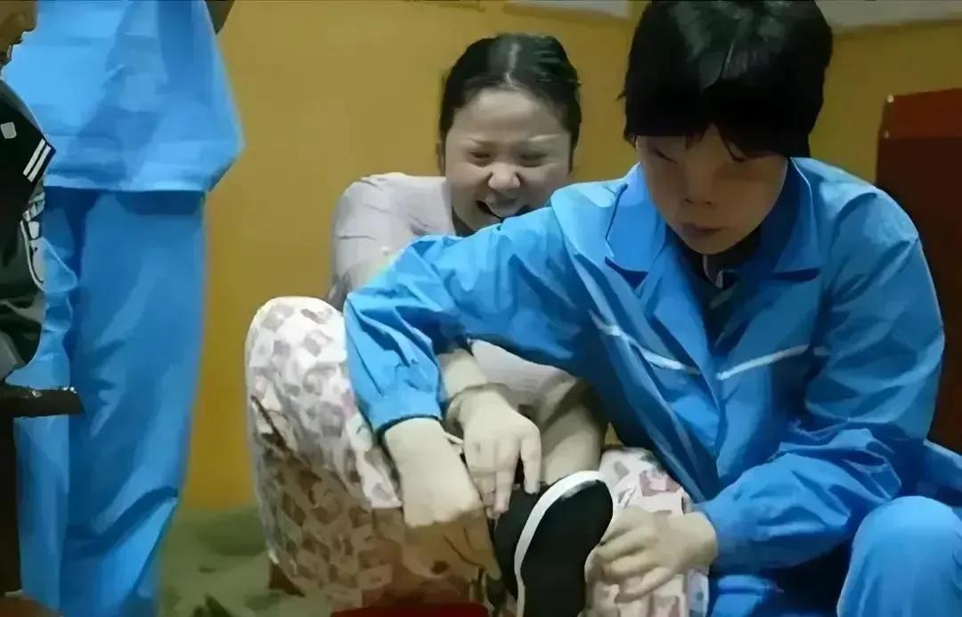 2003年，25岁的死刑犯何秀玲在武汉的一间看守所里试穿“上路新鞋”，没想到即将