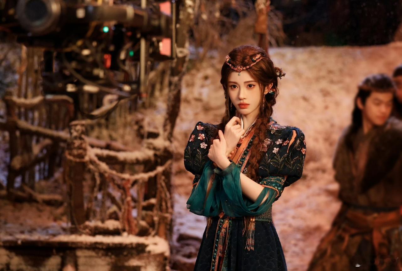 鞠婧祎露芜衣连续9天霸榜 追剧的人都能感受到露芜衣的热度，连续九天霸榜多平台，这