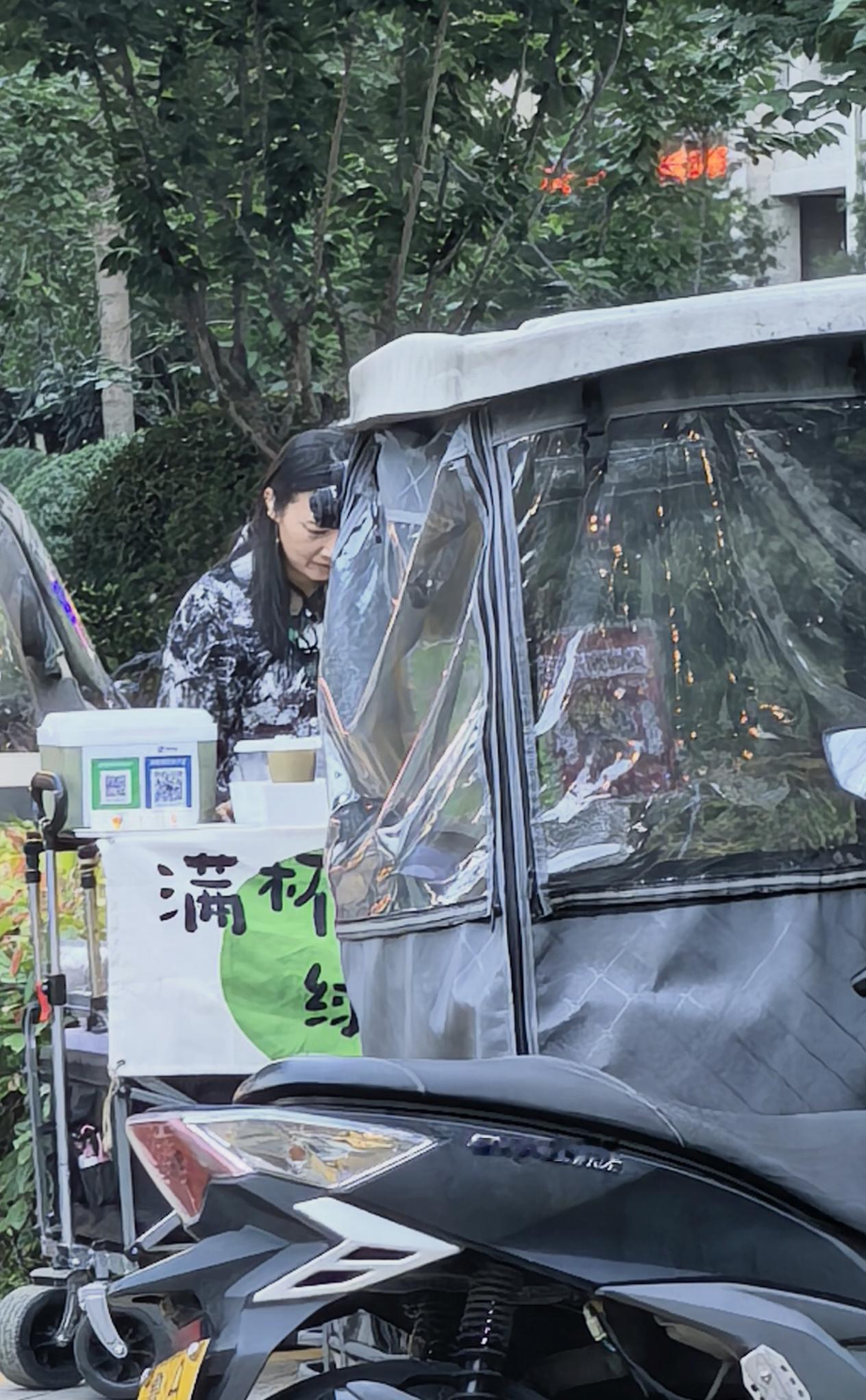小区门口藏着“绿野仙踪”，阿姨拧开保温杯时，薄荷味裹着冰块的香，像把秦岭的风都装