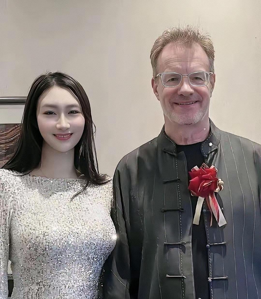 很多人说，
他在中国赚够了名气，
就跑回了加拿大，
大山确实回加拿大了，
可他从