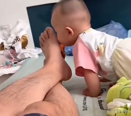 看到这个，隔着屏幕都想抽他。脚气真菌感染，容易让孩子得肺炎。

这男的做得是真过