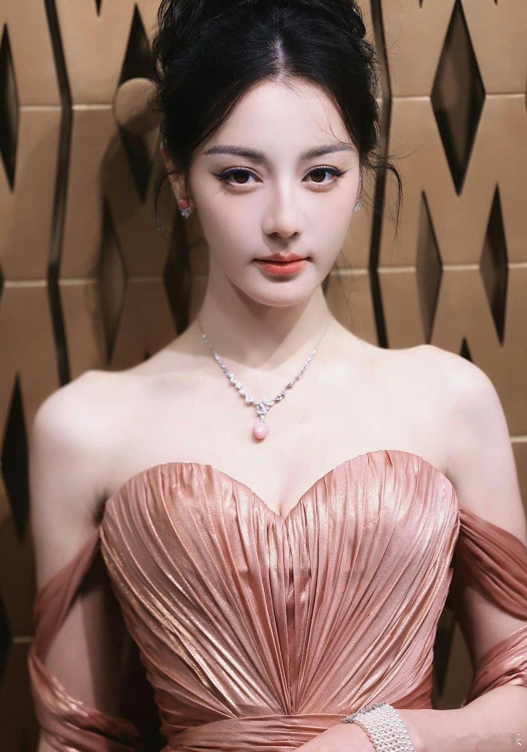 #迪丽热巴 金九#迪丽热巴的造型真的好百变啊，特别喜欢这样百变的热巴呢，因为每一