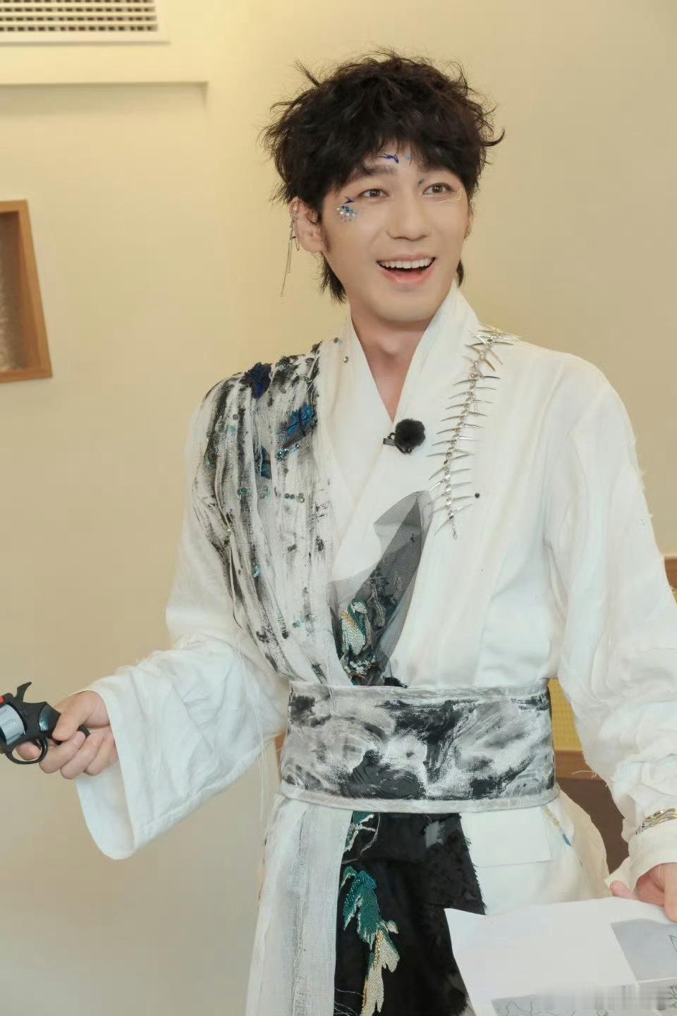 白宇鬼王造型亦正亦邪 白宇这鬼王造型绝了！水墨元素点缀白衣，举手投足间仙气与邪气