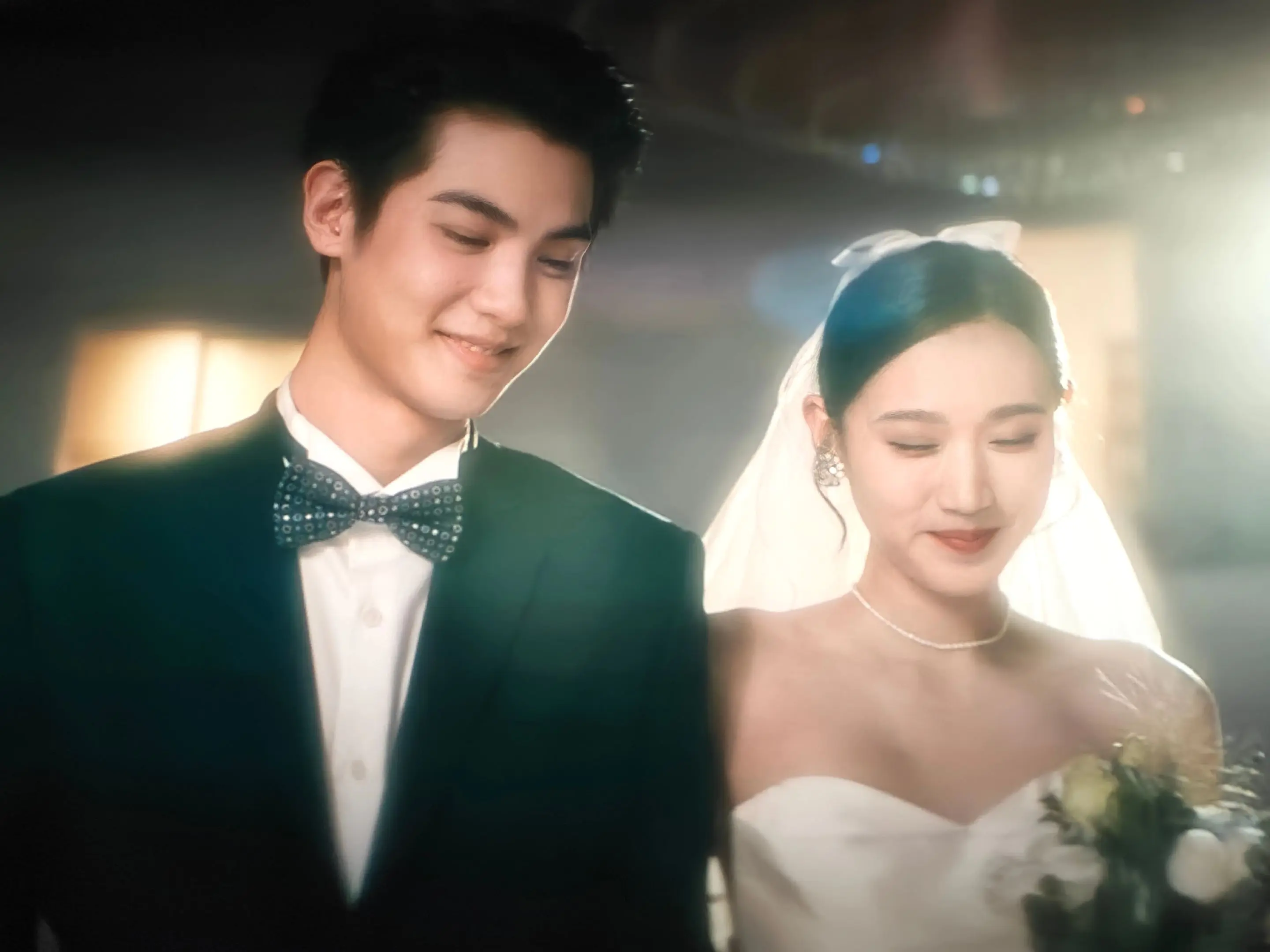 哪怕是在电影中看见我都会愣一下，仿佛真看到了你结婚的样子