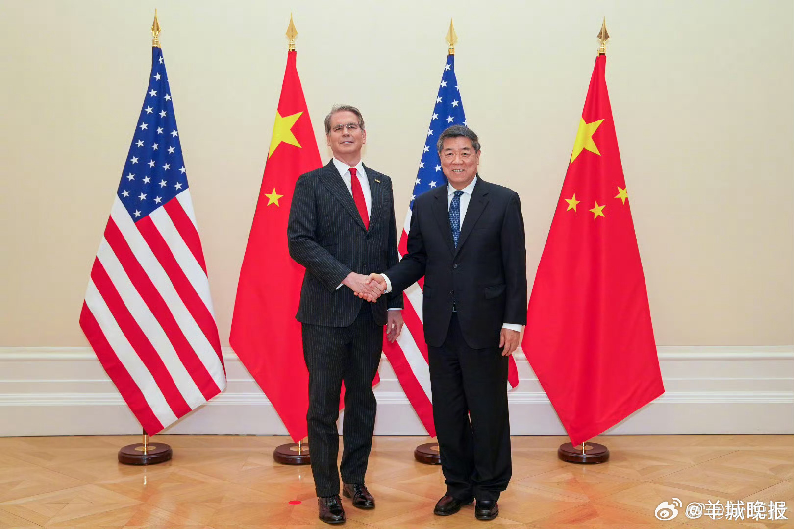 【#中美在法国巴黎举行经贸磋商#】当地时间3月15日－16日，中美经贸中方牵头人