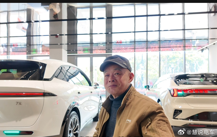 今天去店里试驾，碰到一个63岁的大叔定了8X曜影。极氪厂家应该邀请他在上市发布会