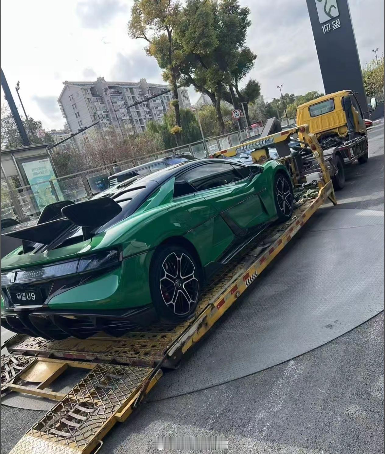 这个色上街不得帅炸了？仰望U9上了个专属纪念色，突破纽北电车纪录，选配价格：外观