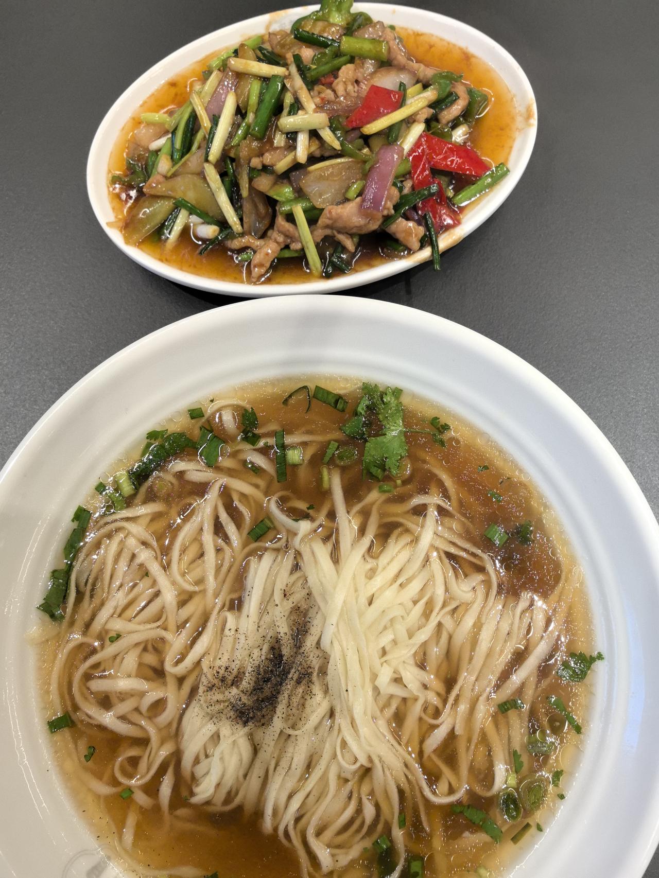 淮安。勺湖饭店，传统老字号。肉丝面，美团9块9，浇头是一盘单炒的肉丝。还有免费的