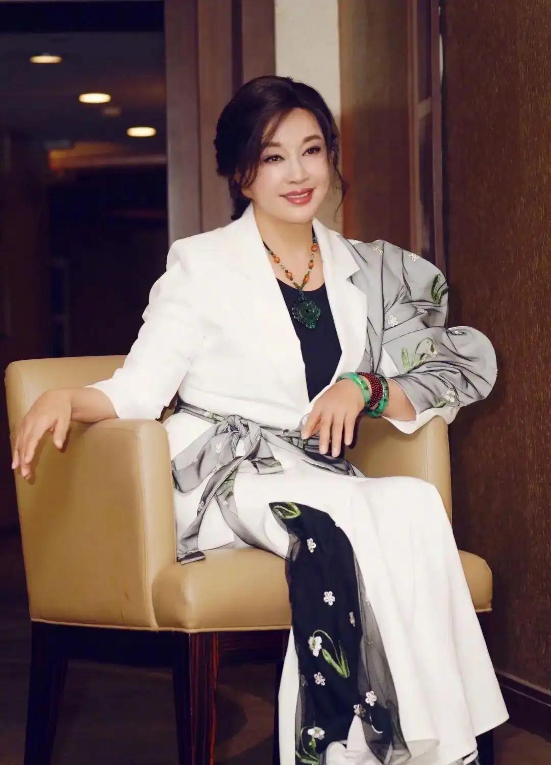 哪个男人不喜欢漂亮的女人？像刘晓庆这样既漂亮又有才的巨星，是普通男人想都不敢想的