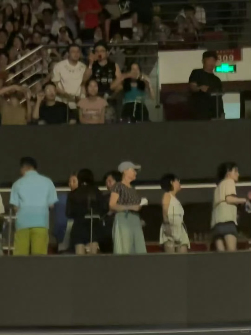 杨晓培去了那英演唱会💐难得的圈内聚会，杨晓培到场支持，既有音乐上的合作渊源，线