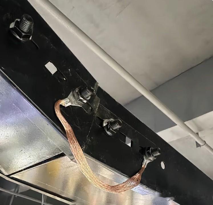 有小伙伴问桥架都是铁的，为什么还要装一根跨接线呢。有很多小伙伴对桥架上安装的跨接