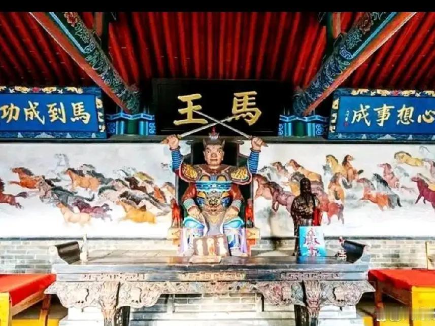 《马王爷》原创
 
三眼威灵辨浊清，
持锋镇煞护苍生。
丹心不避人间事，
千古相