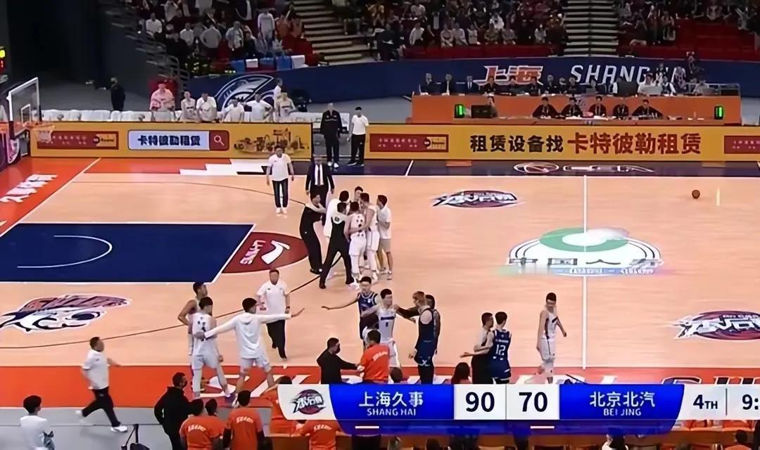 CBA再次爆发冲突，北京队五人被驱逐你！

上海男篮和北京迎来12进8的最后终极