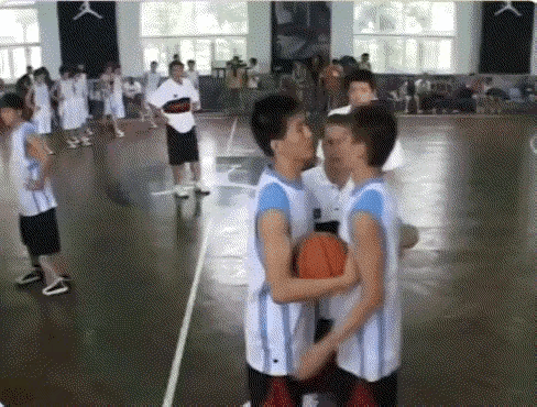 这张模糊的老视频截图，看哭了多少老球迷！画面里是少年时期的郭艾伦和罗汉琛，两人在