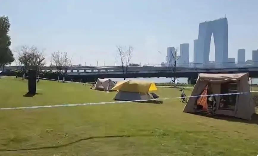 唉！不幸。

媒体报道：女子湖畔草坪帐篷内露营，使用卡式炉取暖，因卡式炉使用不当