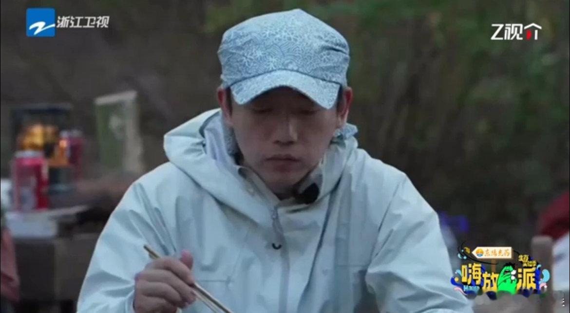 #嗨放派海岛直播大喊吃上肉了#直播吃肉？太轻松了，我喜欢啊，这个节目也是不一样的