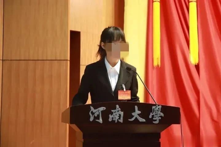 广州地铁诬陷大叔偷拍的张同学又被扒出其他问题了。张同学本科是学生会主席，一般学生
