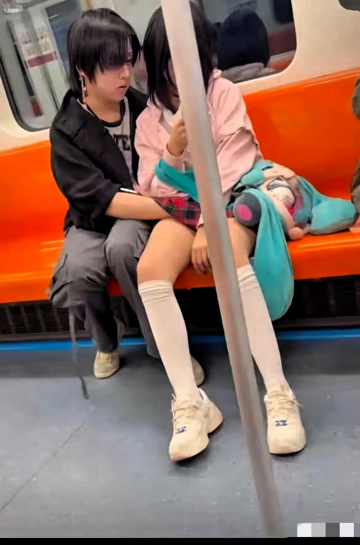 地铁撞见这幕我直接僵住！男孩伸手碰女孩隐私，这哪是亲密是没分寸！
 
真的服了！