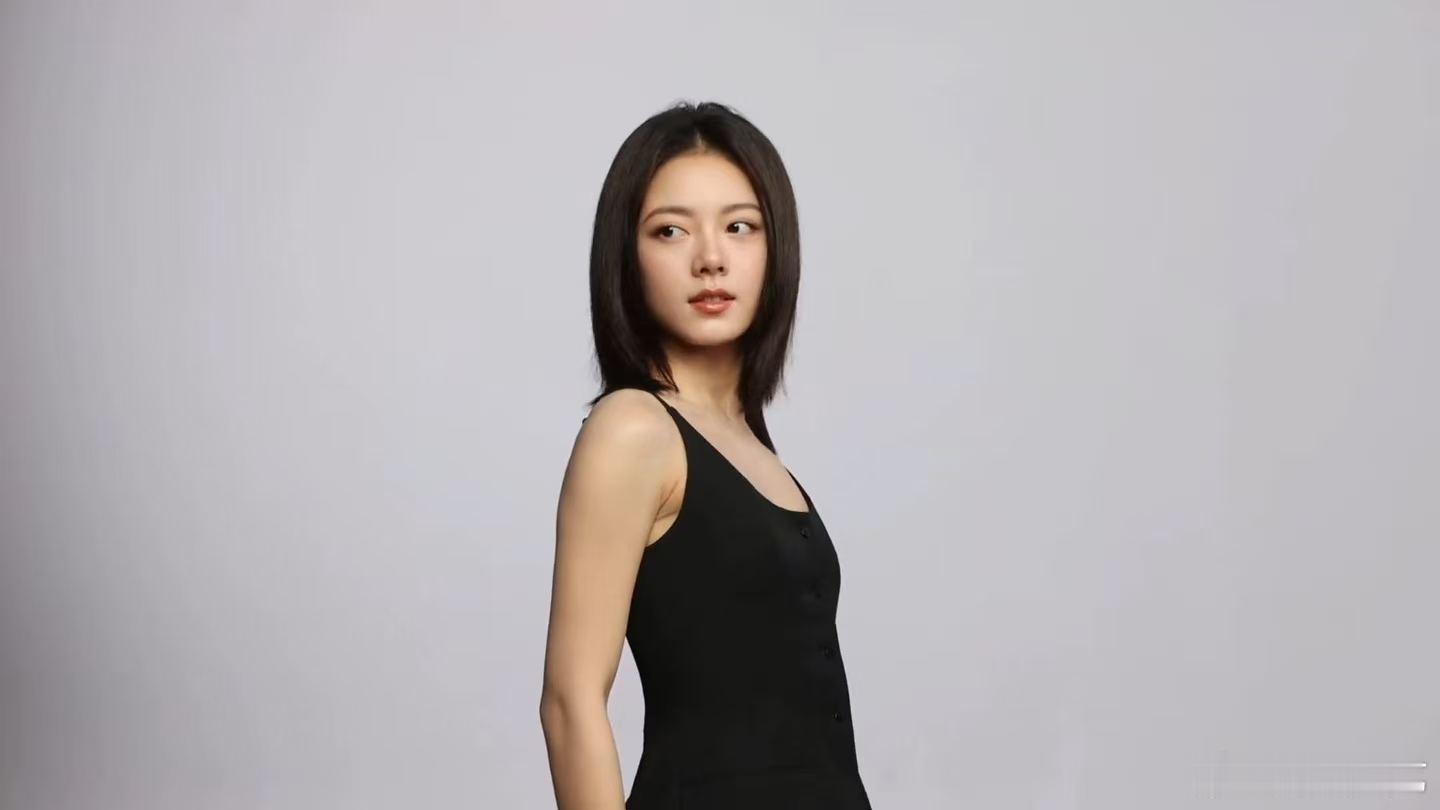 赵今麦自带松弛氛围感兼具少年感与成熟质感，赵今麦全新商务上线，松弛是成长赋予的底