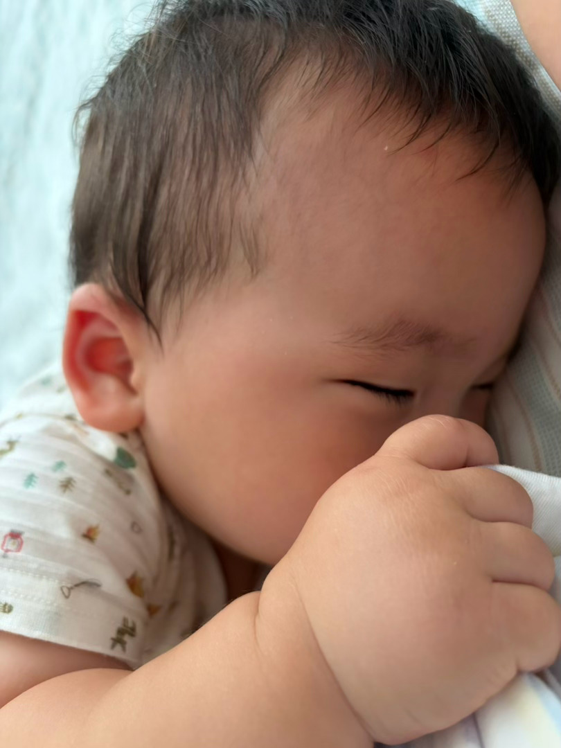 带男娃有多累呢，白天一到睡觉时间，全家每个人都翘首期盼姐俩锣鼓喧天，热辣滚烫的炙