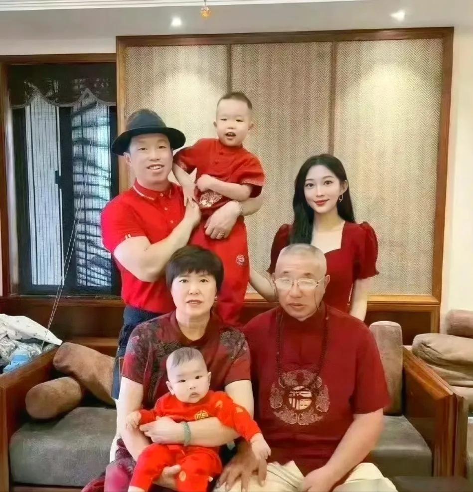 丑基因真的很强大，这么漂亮的妈妈和媳妇儿的美基因都霸占不了#基因影响颜值#