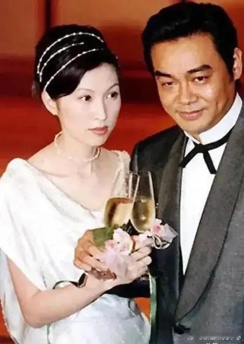 刘青云郭蔼明结婚25年恩爱不变，刘青云整体在娱乐圈，美女如云，真的是自控力很强了