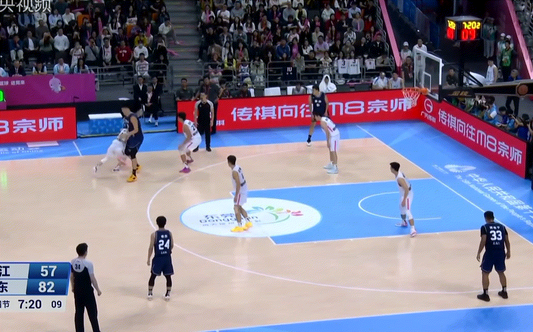 胡明轩突破再进，广东队已经领先30+，垃圾时间双方强度都有所下降，看看老将二飞有